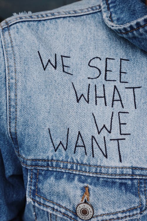 Jeansjacke mit Aufschrift: we see what we want